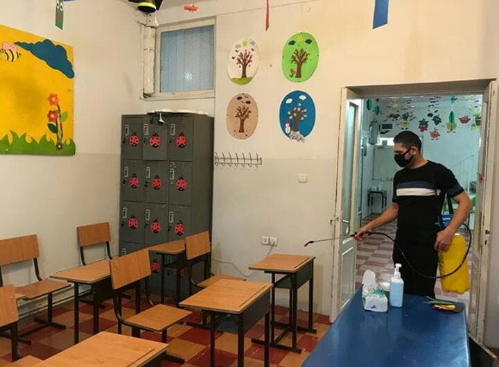 ضدعفونی روزانه کلیه ی کلاس ها و راهروها