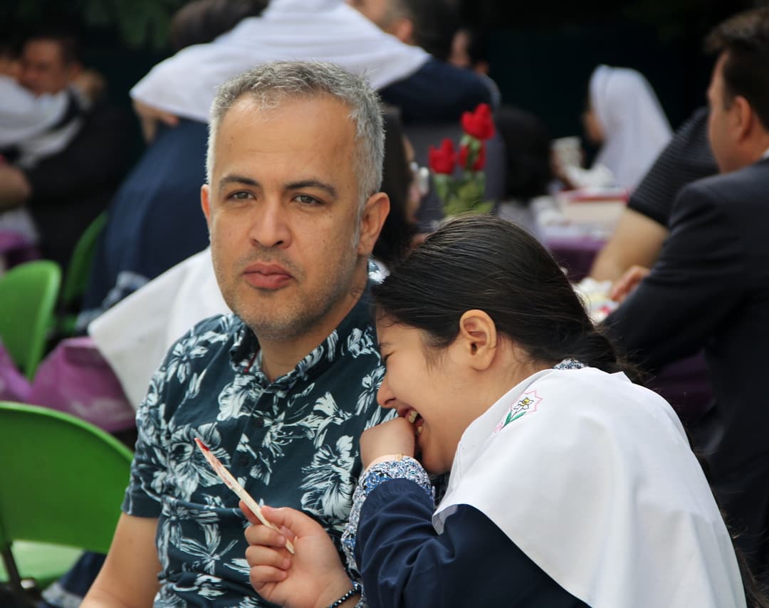 چگونه کودکی شاد تربیت کنید